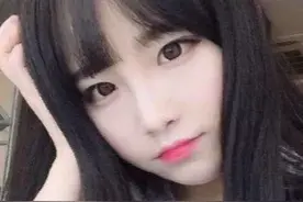 她吃饱喝足，瞌睡虫也来了，这下总算是反应过来她被教官套路了。图片