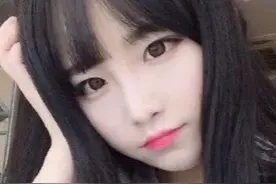 她吃饱喝足，瞌睡虫也来了，这下总算是反应过来她被教官套路了。图片