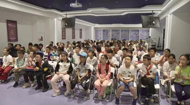 与机器狗互动、操控无人机，南京市同仁小学科创研学太酷了！