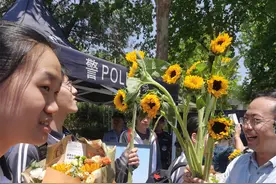 高考直击 | 都是我的骄傲！班主任送每个学生一支向日葵图片