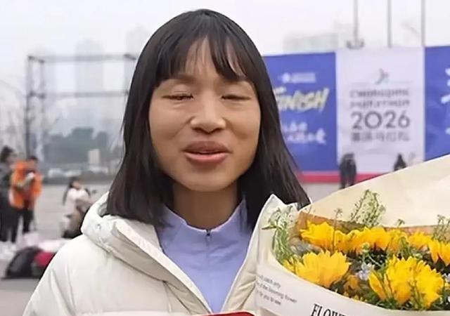 最快护士张水华受到重庆市民鲜花簇拥欢迎，有望打破业余选手纪录