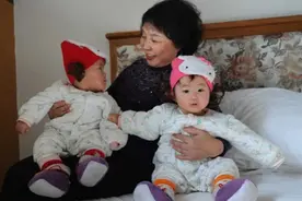 13年前，冒死生下双胞胎女儿的60岁失独母亲，如今丈夫也去世了图片