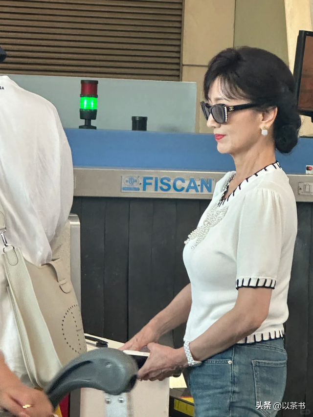 越来越不对劲！72岁赵雅芝和年轻人斗舞不在话下，与李连杰有一拼