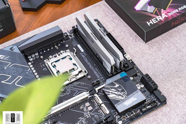 曲面玻璃的通透美学：乔思伯 TK-4 装机实录