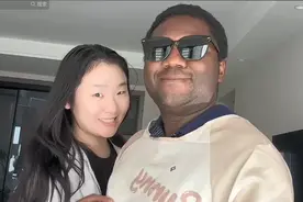 河南女孩倒追大14岁非洲大叔，21岁回非洲生娃，发现老公家住别墅图片