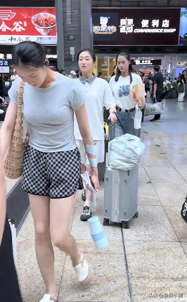 女民兵携彩色拉杆箱返程，连阅兵靴都来不及换，时尚穿搭十分吸睛