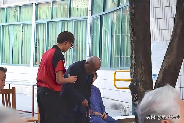 买金项链被骂	，送挡风被获夸！十一尽孝，咋避开“好心办坏事”？