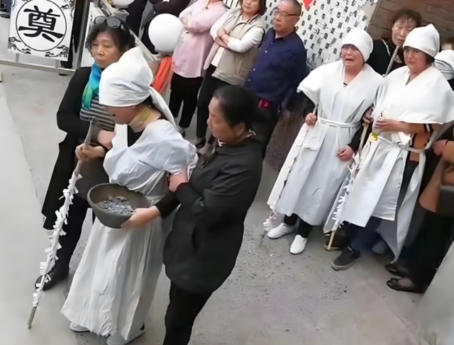 葬礼上，娘家人因为孝布的事闹了一场，孝布为何如此重要？