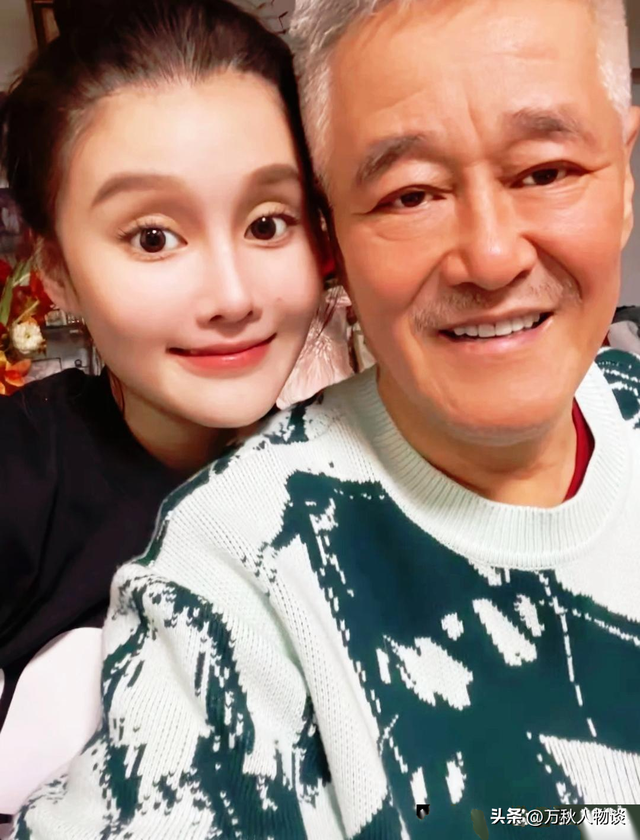 有钱有什么用?68岁赵本山近况曝光，三人打伞伺候	，女儿是心头病