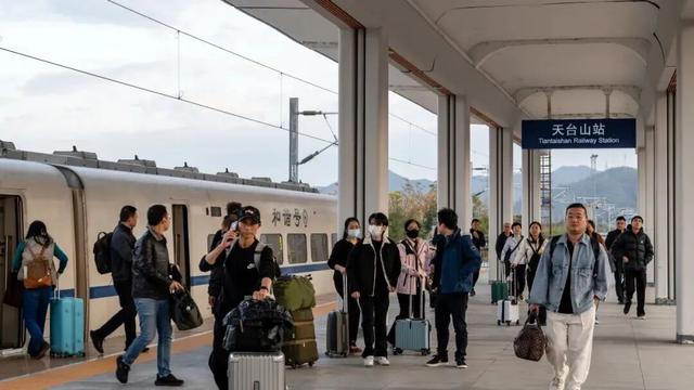 这条高铁火了！串联近10个5A级景区，还能“遇见”李白