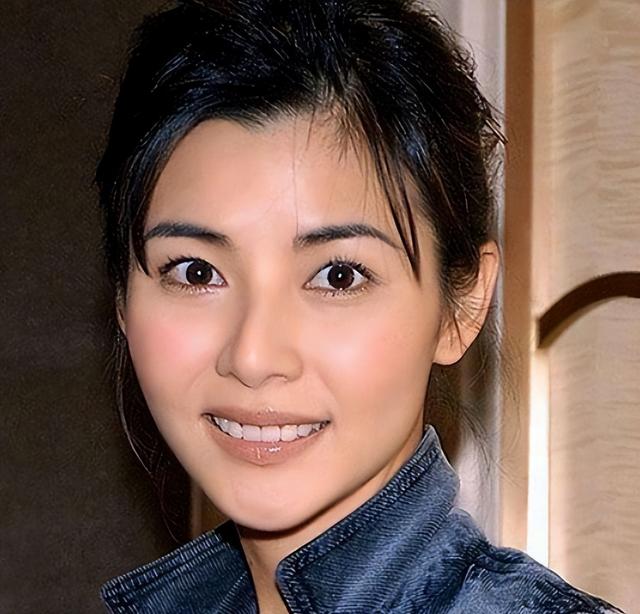 21岁拍三级，30岁被出轨，38岁嫁大佬，如今52岁没孩子也被宠成宝