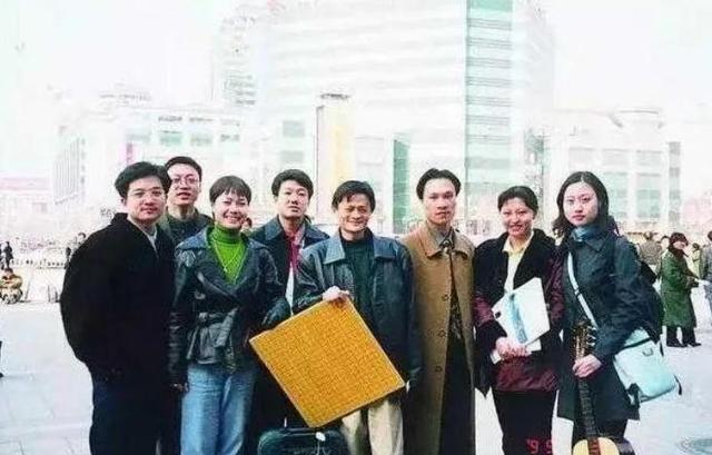 马云61岁了，用61张照片看他一路走来的故事！（真的感慨万千）