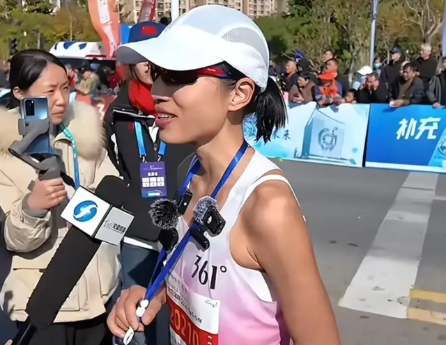 违规风波还没结束，辞退传闻再起，但最快女护士身上始终有件对事