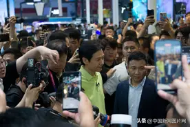 雷军现身2024北京车展首个媒体日 与各车企“大佬”交流造车经验图片