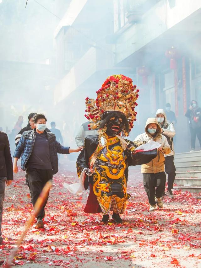 年轻人挤满福州看游神，有人连看五场，有人“求”离家近好工作