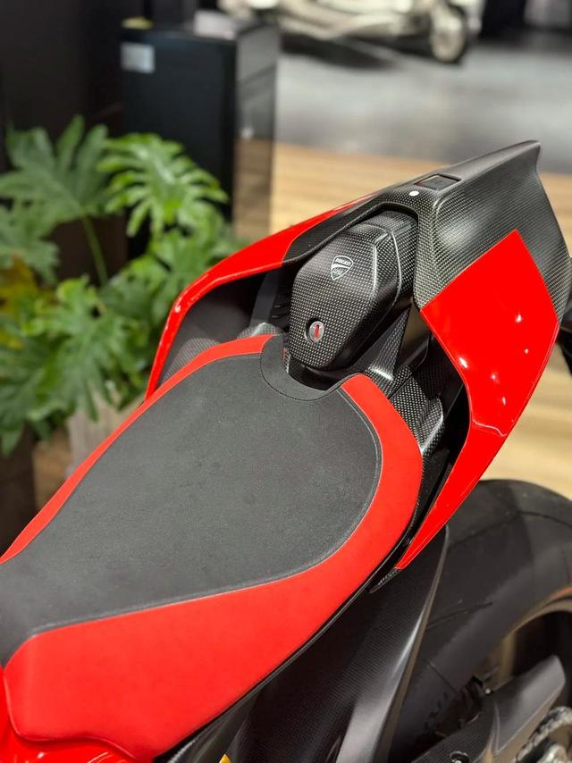 从加州海岸到纽约展馆，杜卡迪不只是摩托，是设计狠角色