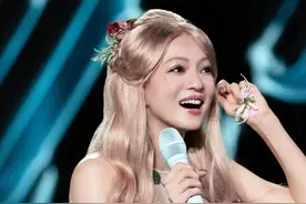 张韶涵演唱会造型太美太惊艳，网友：她造型师都没有瓶颈期的吗？图片