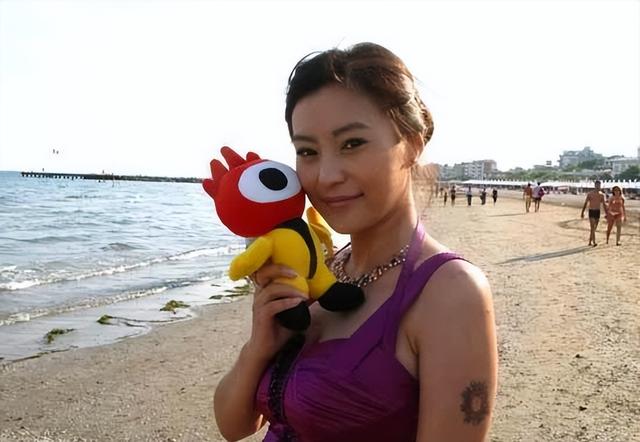 海边老照片惊艳，紫色裙摆配纹身，这才是真女人味