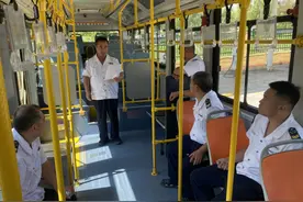 青岛城运城阳巴士公司驾驶员纪明辉：以热爱传递美好 以细心温暖人心图片