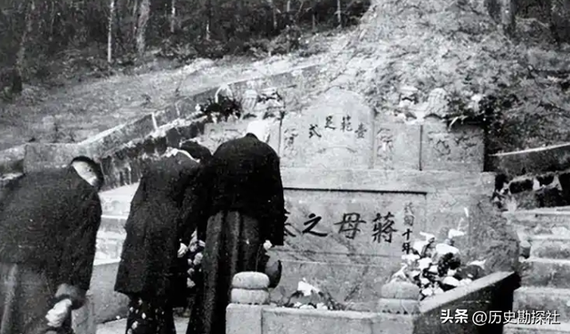 这就是蒋介石父母的真实样貌，其父外号“埠头黄鳝”，罕见老照片