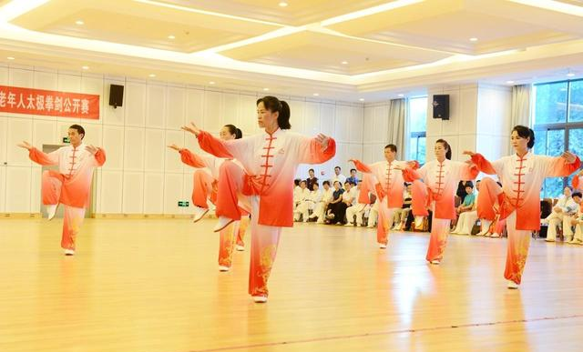 练太极总纠结“直拳	”？懂了“折叠转换”和“蓄势”，才算摸到门
