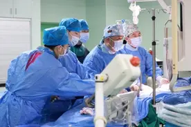 “体外开窗”覆膜支架置入手术 破解复杂心血管病变“三重门”图片
