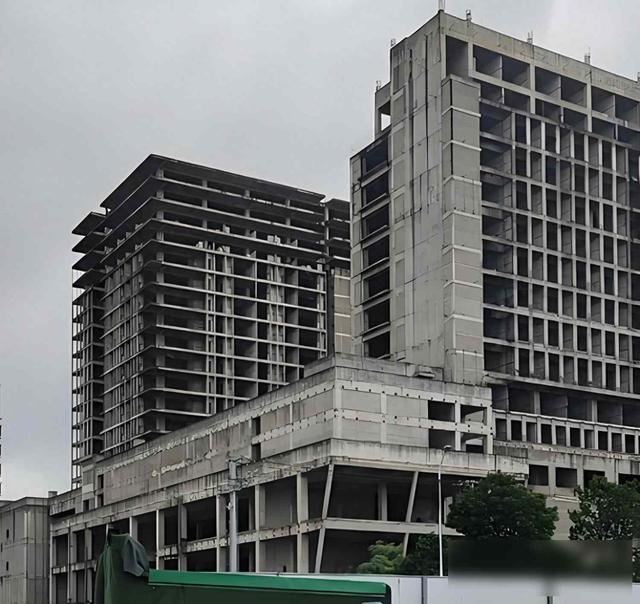 王炸！烂尾楼业主集体“反杀”？银行傻眼，开发商直接崩溃