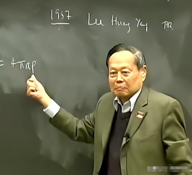 杨振宁刚去世，翁帆终于发声，字字催泪，清华大学吊唁堂细节感人