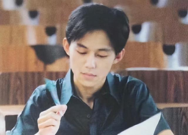 世上没后悔药？无妻无子、与保姆相伴的何炅，走上了另外一条道路