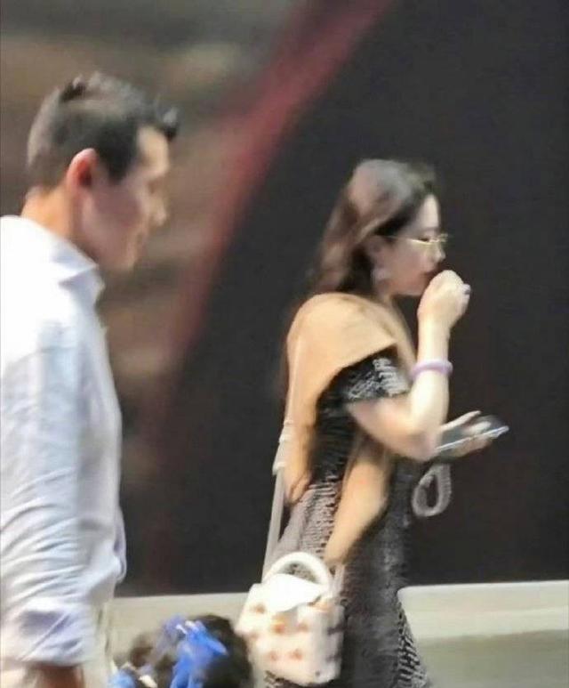 惊！刘亦菲朱珠逛街，网友：这才是真正的“盛世美颜”！