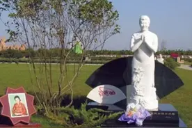 “小品王”高秀敏墓：爱人亲手设计，墓碑上无去世年月，为什么？图片