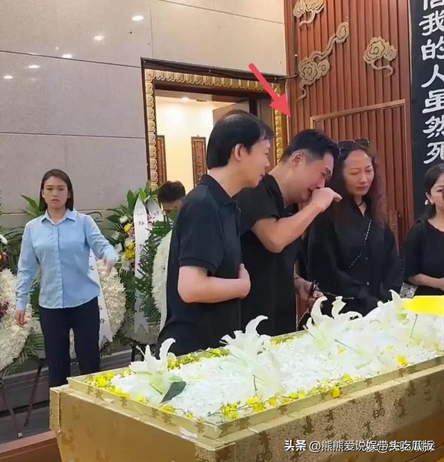 黄安到北京参加千百惠葬礼，向遗体祭拜献花，情绪崩溃在现场痛哭