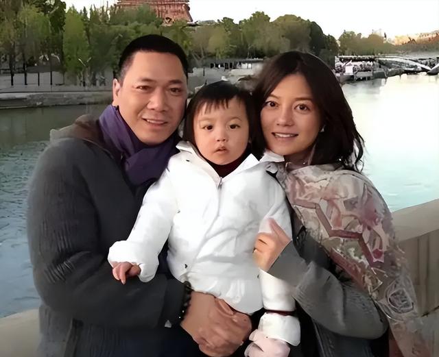 一夜间惨遭封杀！赵薇现状曝光，作恶多端的她被起诉只是家常便饭
