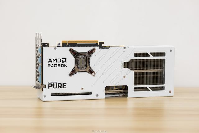 上上代的老i7还在战斗？R7 9700X vs i7 14700KF游戏测试