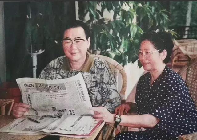 李鹏总理年轻时有多帅？1959年在吉林留影，31岁玉树临风气质不凡