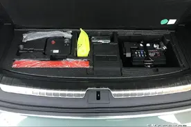 车主吐槽：问界M7后备箱洒了半桶水，导致车辆损坏！图片