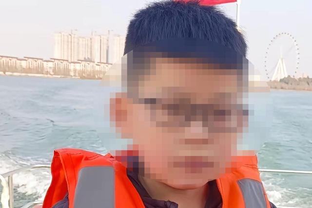 玩耍被撞后山东10岁男孩被诊断有肿瘤，多器官切除	，手术中 4 次被要求签字，当地卫健局：医院有问题已立案