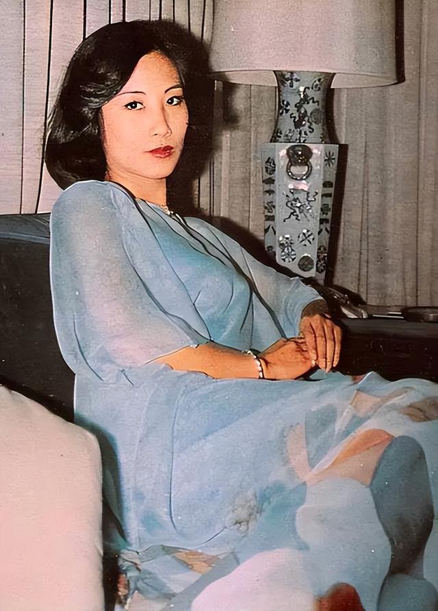 78岁连路都走不稳还开演唱会，全网骂声一片，她却扬言回馈粉丝