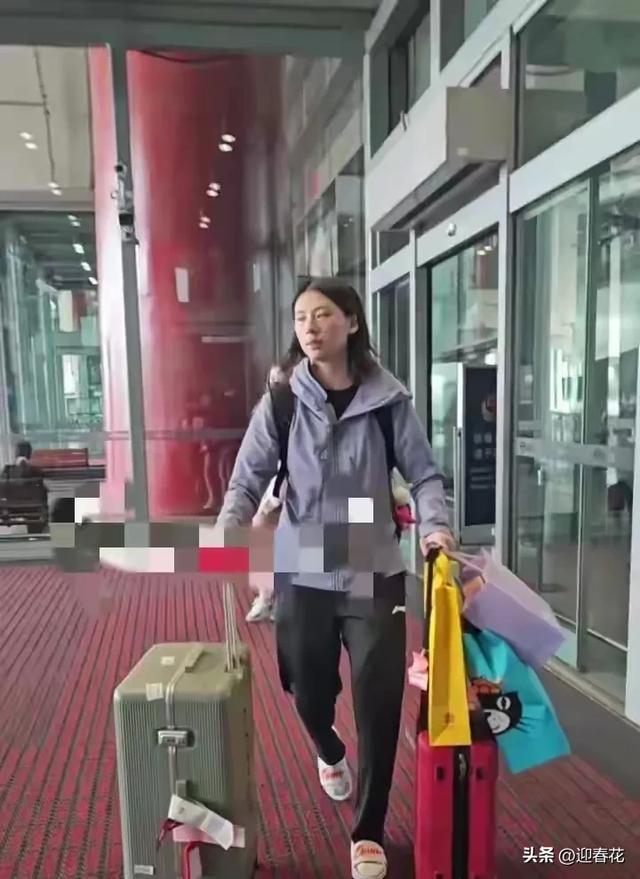 国乒回国抵达北京机场照，王曼昱被老奶奶包围，高远给小粉丝签名