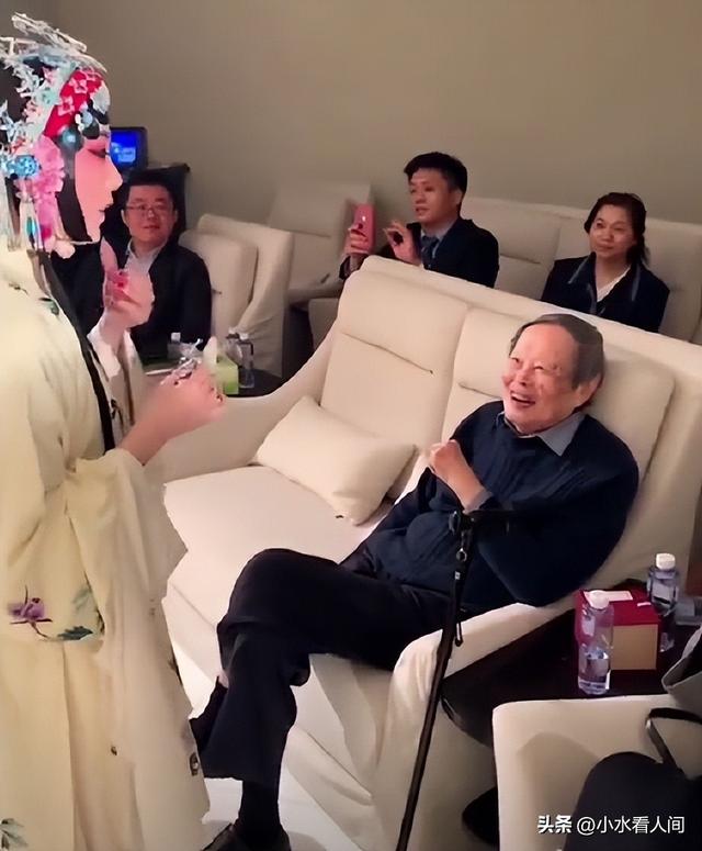 杨振宁追悼会确定，离世前状态曝光，重重摔跤后，翁帆早做好准备