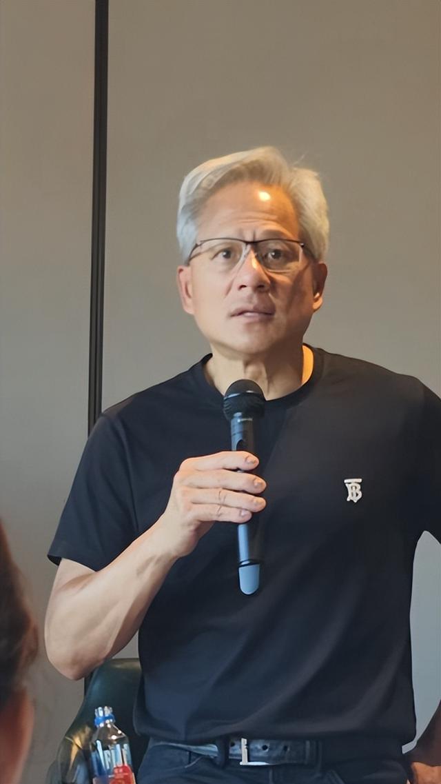 黄仁勋：华为有着极为优秀的芯片设计能力，会尽最大努力向华为学习！英伟达不提供自己云服务，而华为提供