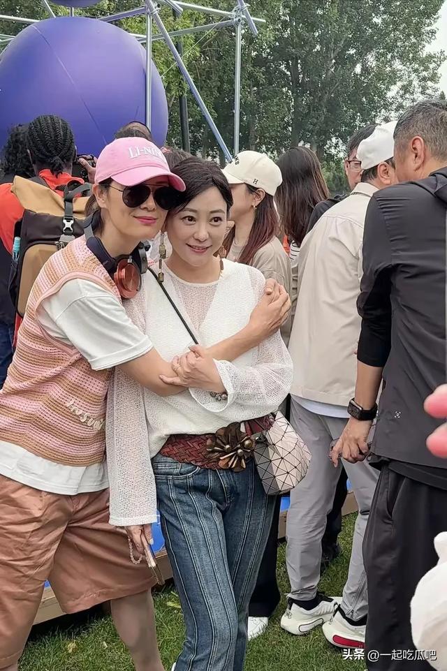 在阿那亚偶遇郝蕾，大眼睛， 长得太周正了，一副国泰民安的脸