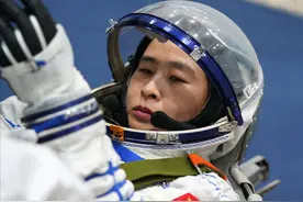 中国首位女航天员刘洋，结婚8年未生，出征前偷偷告诉丈夫两句话图片