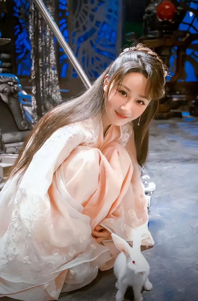 用力过猛？31岁杨紫面相变了，走上“不归路”，张艺谋的话应验了