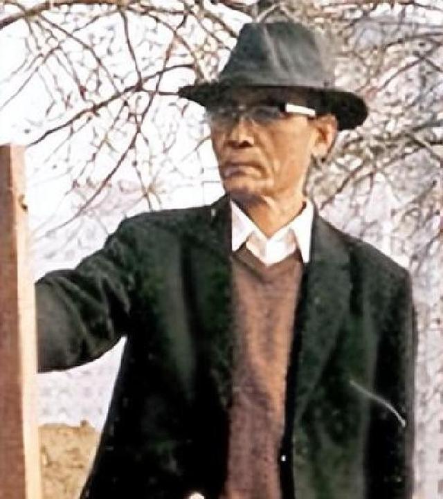 毛主席新画像挂上天安门后，北京市民提出意见：为何只有一只耳朵
