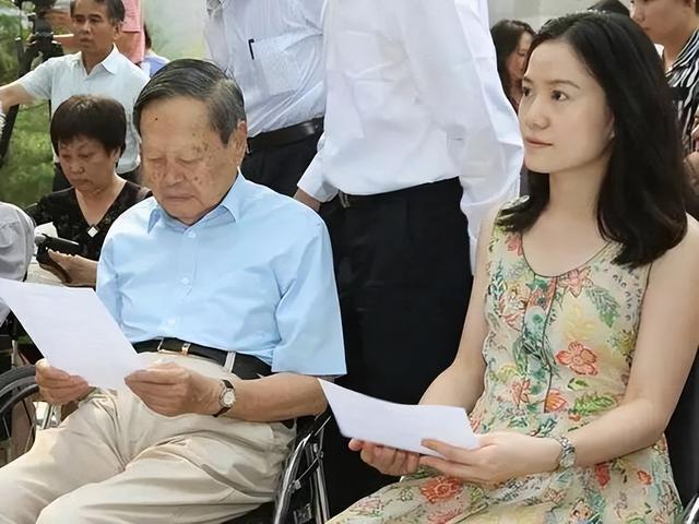 杨振宁追悼会确定	，生前状态曝光，意外摔跤住院，翁帆或早有预料