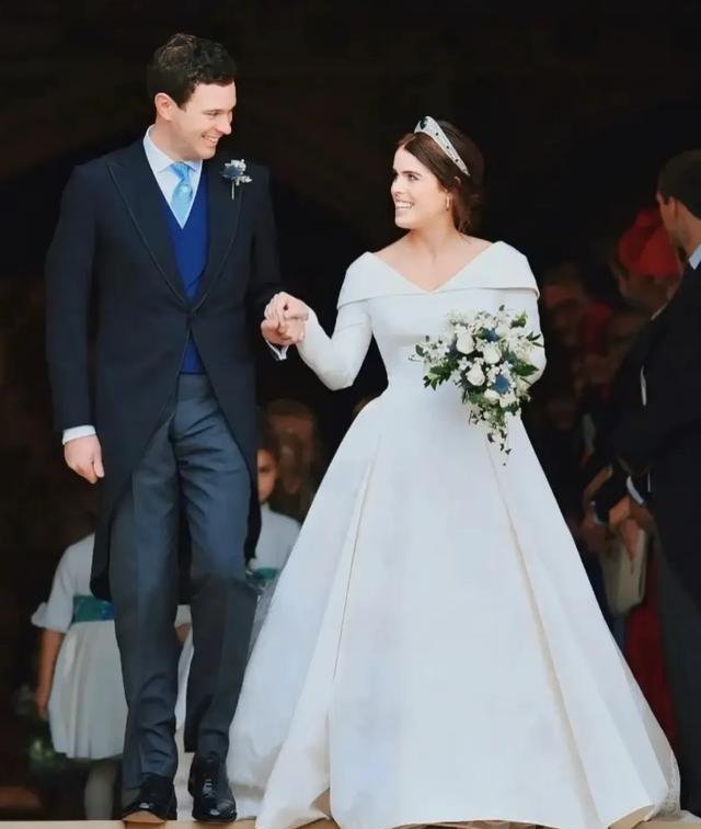 王室新娘的婚鞋：格蕾丝王妃的珍珠绣花，戴安娜王妃的蕾丝爱心
