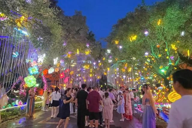 京城夏夜新顶流！蘑幻夜花园嗨翻啦