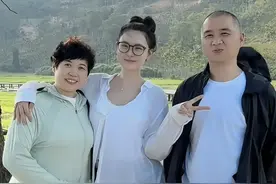 29岁张颖颖带全家出游，父母好年轻，与汪小菲分手三年资产千万图片