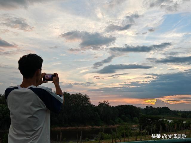 湖北云梦：天工挥彩绘就"霞光巨人"奇观